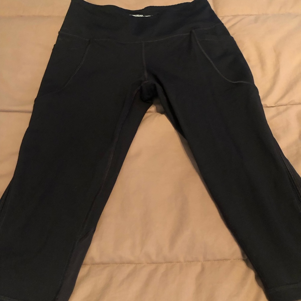 Victoria’s Secret Sport black 🖤🖤 with mesh panel Capri leggings. Size small.